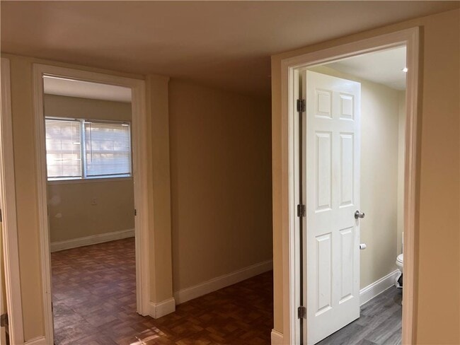 Building Photo - 416 Barbashela Dr