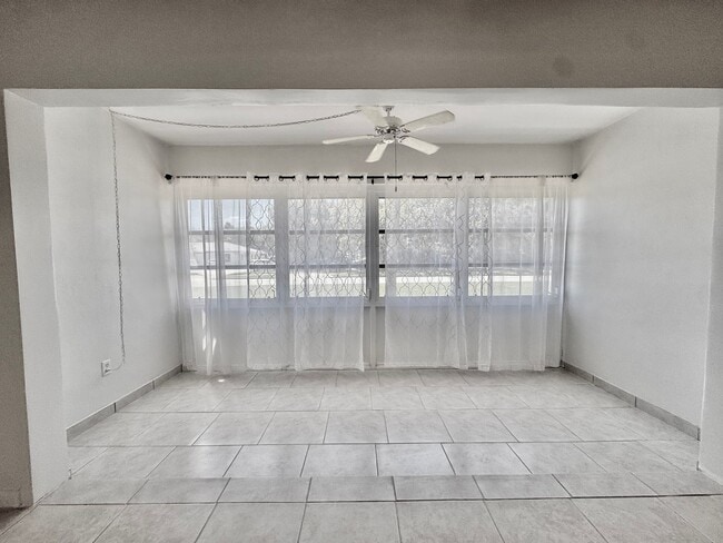Building Photo - Charming 2 bed/ 2 bath in Royal Palm Villas