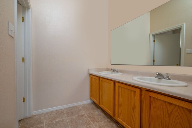 Building Photo - Sweet 2 Bedroom Condo Available Now!