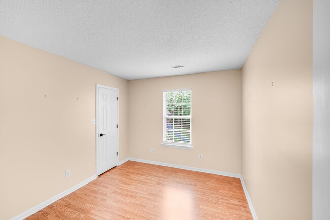 Building Photo - Comfort Meets Function in This 3BR/2BA Ced...