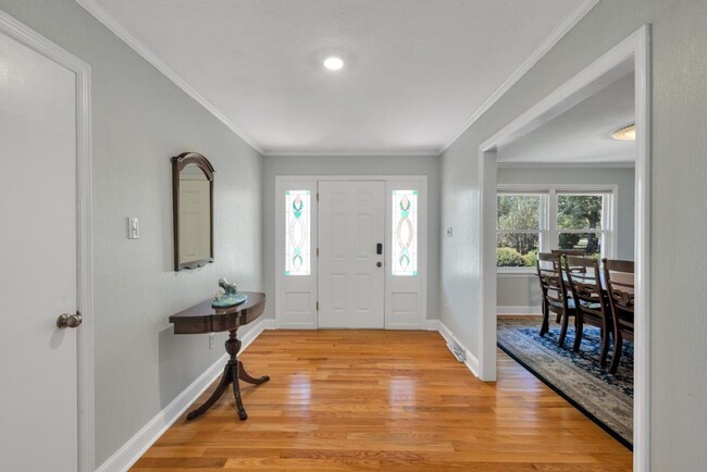 Building Photo - Fully Furnished Short Term Rental! Interco...