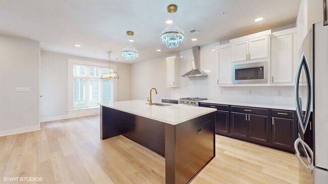 Building Photo - 314 E Lake St