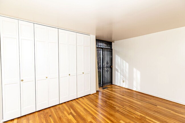 Building Photo - Large SW DC Townhome with Parking