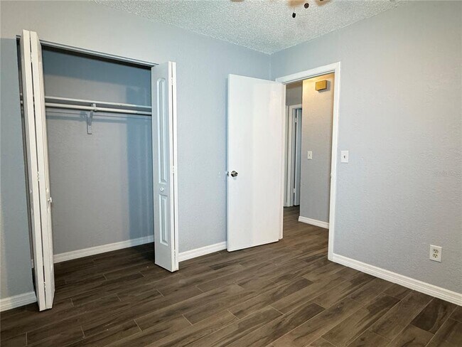 Building Photo - 904 Lake Palms Dr