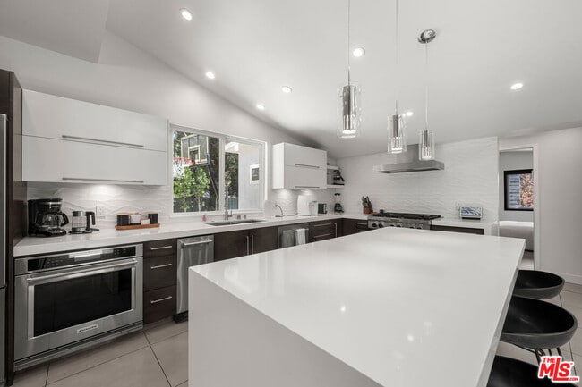 Building Photo - 20159 Hatteras St