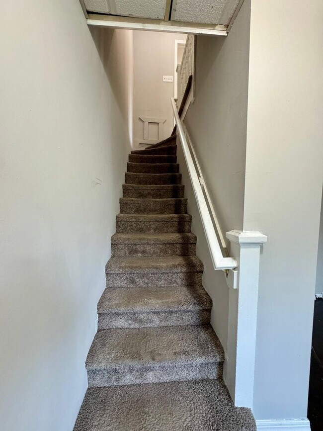 Building Photo - Spacious 3 Bedroom House with 1 bath for R...