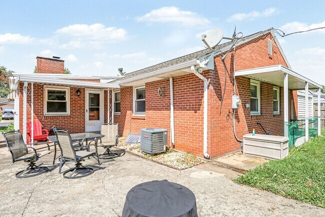 Building Photo - 103 Maple Ave