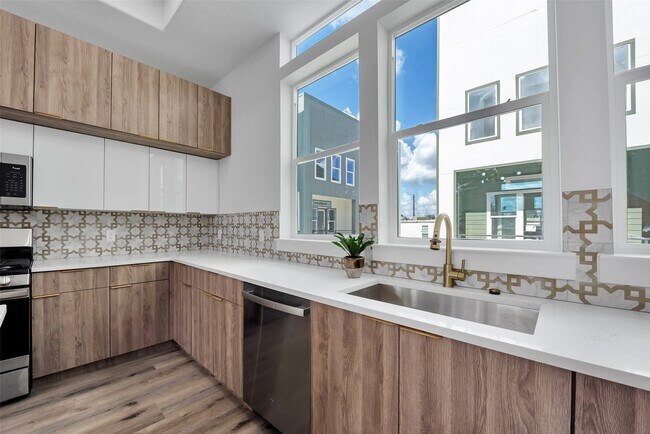 Building Photo - 1805 Emir St