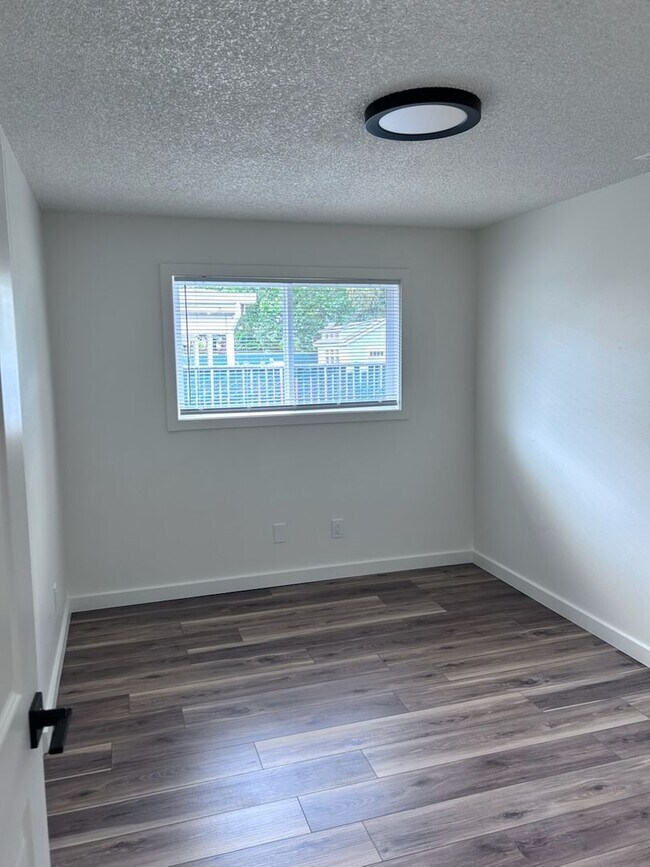 Building Photo - Single Level 4 bedroom in Heart of Vancouver