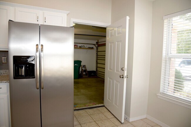 Building Photo - Central Niceville Home with Lawncare Included!