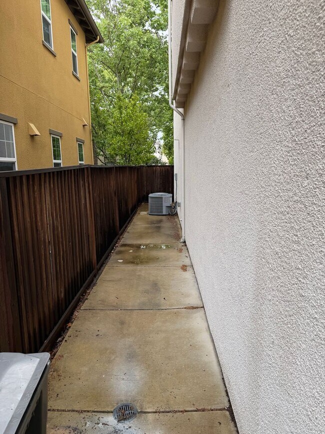 Building Photo - Beautiful Upgraded 4 Bed 3 Bath home in San Ramon Gale Ranch