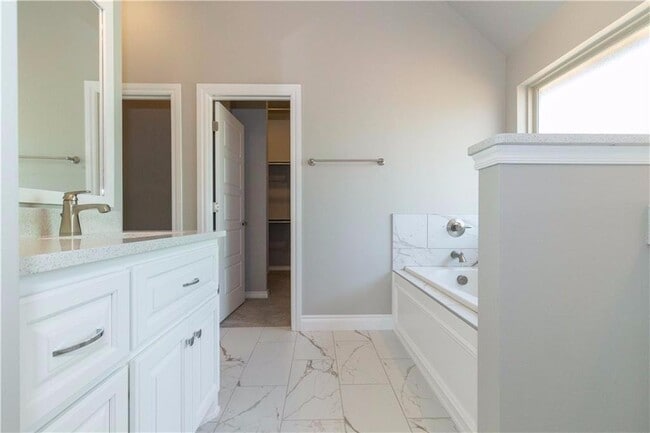 Building Photo - 3140 Drake Crest Dr