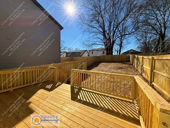 Building Photo - Gorgeous newly built townhome near downtow...