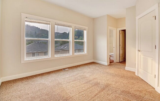 Building Photo - This Gorgeous Townhome has 3 Bedrooms, 3 1...