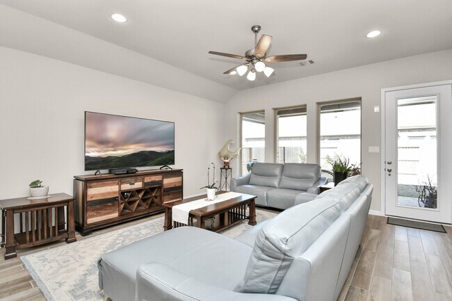 Building Photo - 5043 Morrison Dr