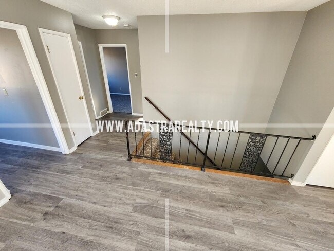 Building Photo - Awesome 2 Bedroom Duplex in Overland Park-Available in APRIL!!