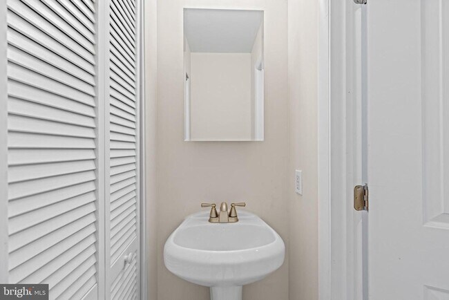 Building Photo - 705 Devon Rd