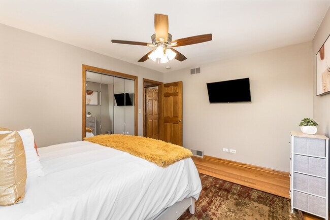 Building Photo - 336 N Walnut St