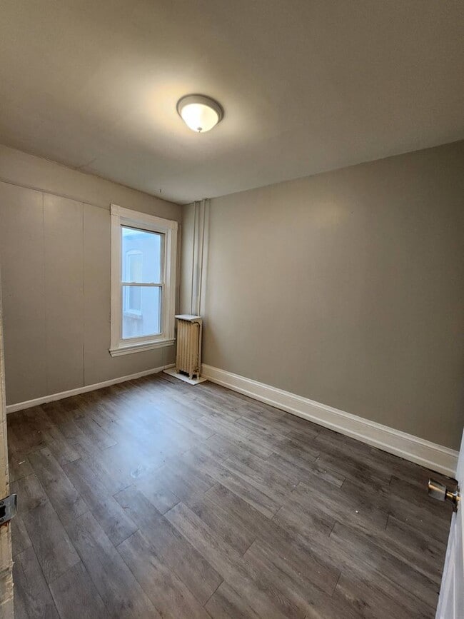 Building Photo - Large 5 Bedroom Home in Reading Pa