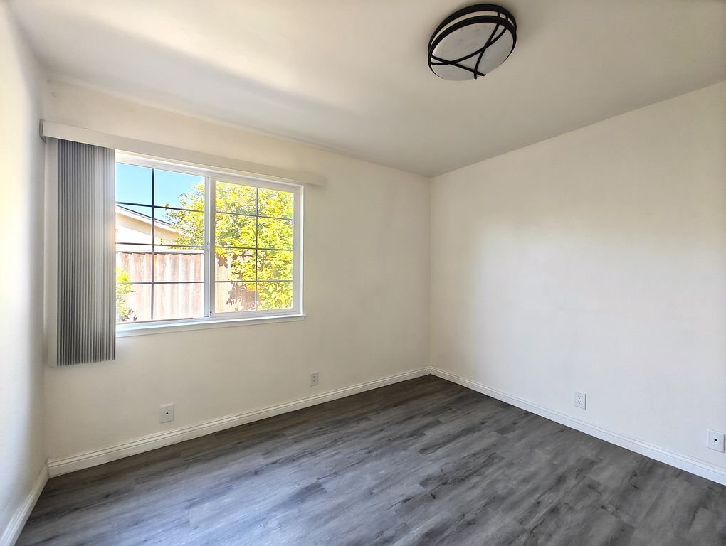 Building Photo - 2086 Fairway Glen Dr