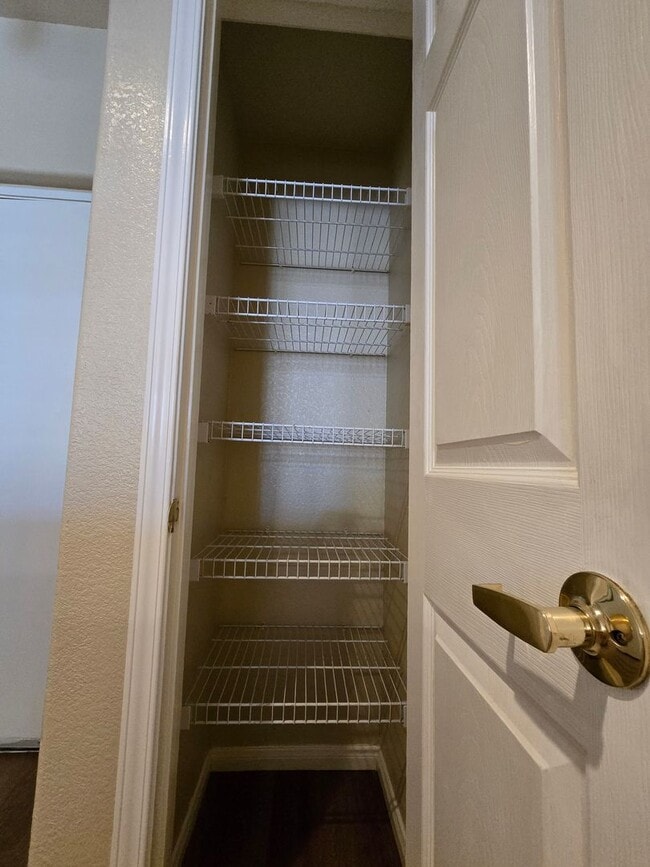 Building Photo - 1 bed, 1 bath condo with 2 car garage!!!