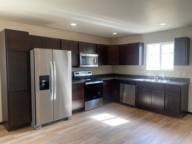 Building Photo - 5 BED | 2 BATH | DOUBLE GARAGE | RAPID VALLEY