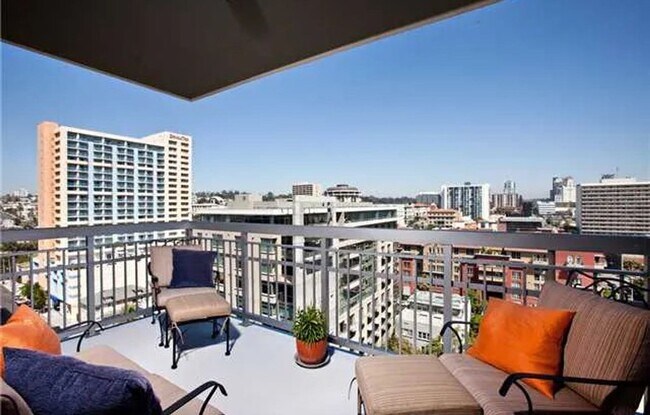 Building Photo - Gorgeous Condo with Amazing Views in La Vi...