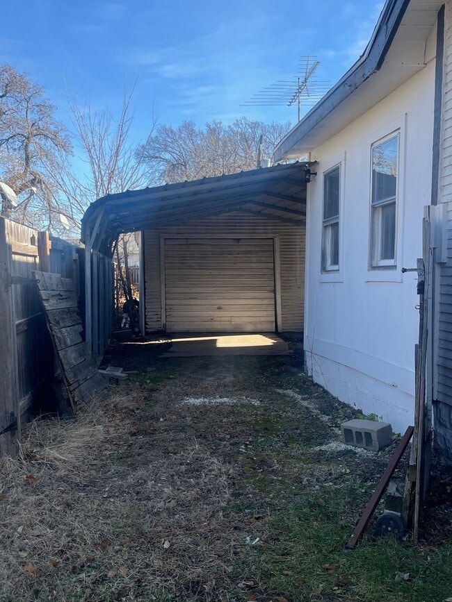 Building Photo - Bright 3-Bedroom Home Near Downtown Wichita