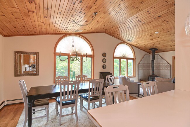 Building Photo - Winter Rental: Wingaerchic (Dog-friendly!)