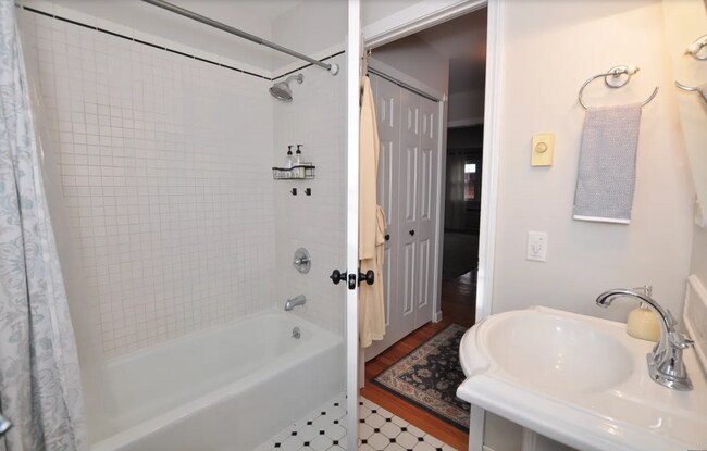 Building Photo - 5 Tunxis Pl