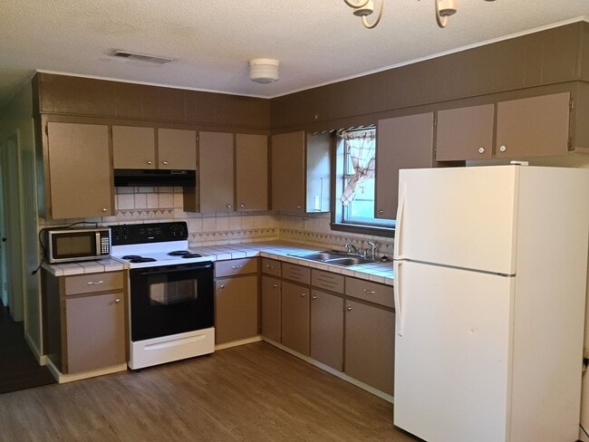 Building Photo - 205 Trailwood Dr