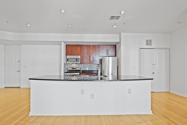 Building Photo - 1100 Adams St