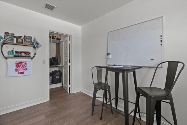 Building Photo - 732 NE 15th Ave