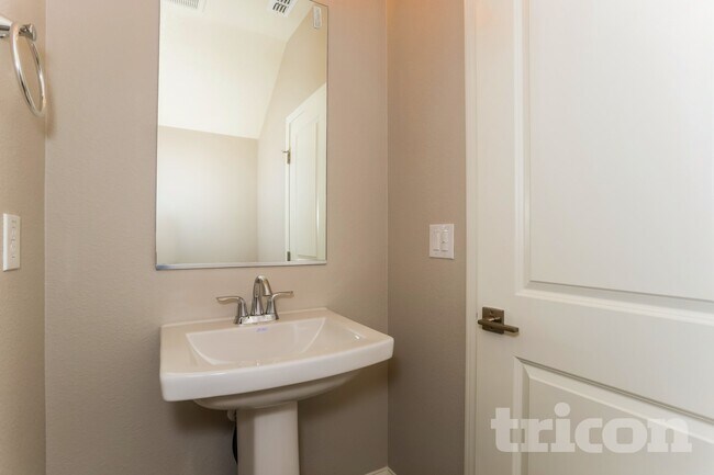 Building Photo - 2037 Comstock Ln