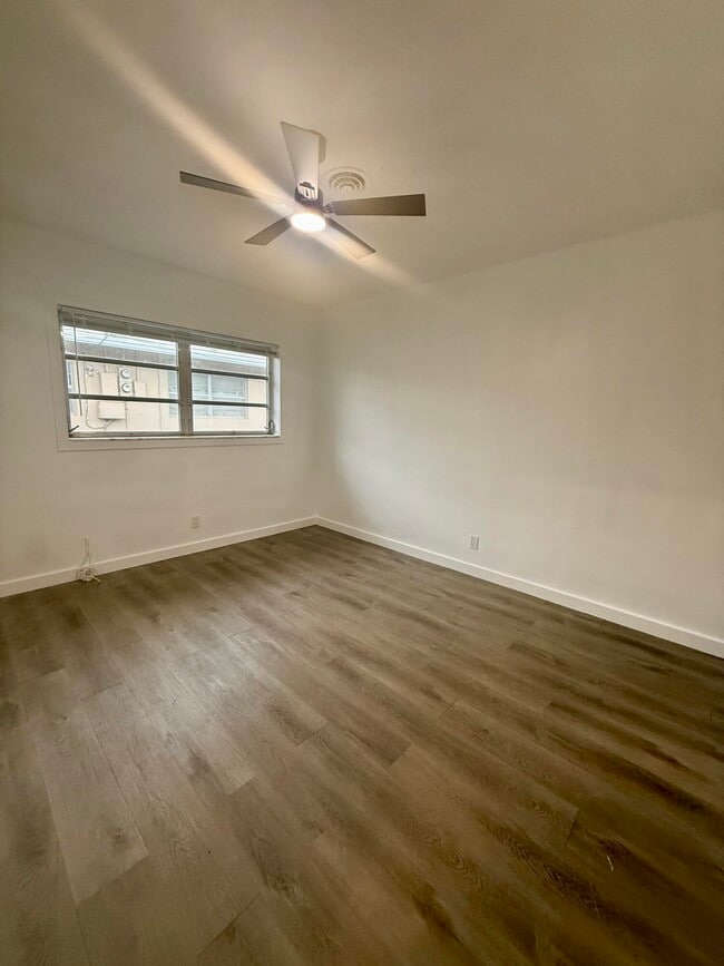 Building Photo - 337 SE 12th Ave