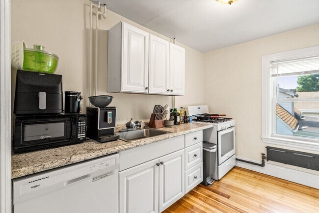 Building Photo - 36 Willow St