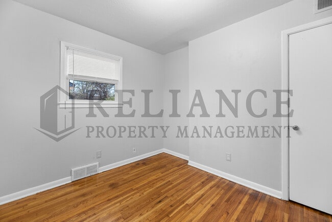 Building Photo - 1621 E Jump St