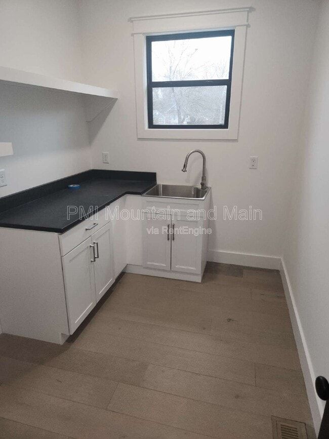 Building Photo - 808 Maybank Dr