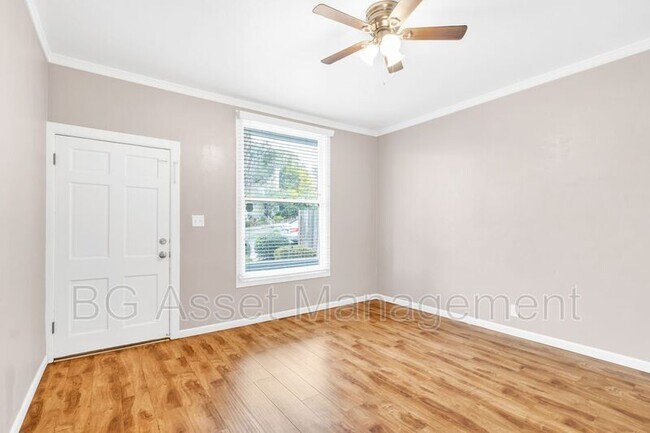 Building Photo - 709 York St