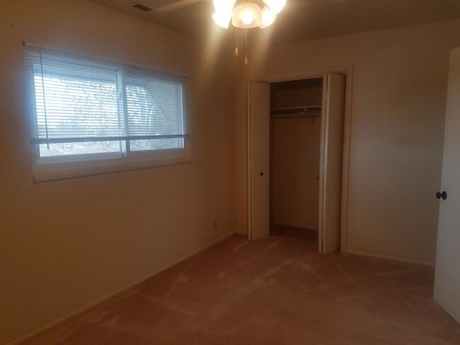 Building Photo - 3 Bed 2.5 bath townhome in Ammon right beh...