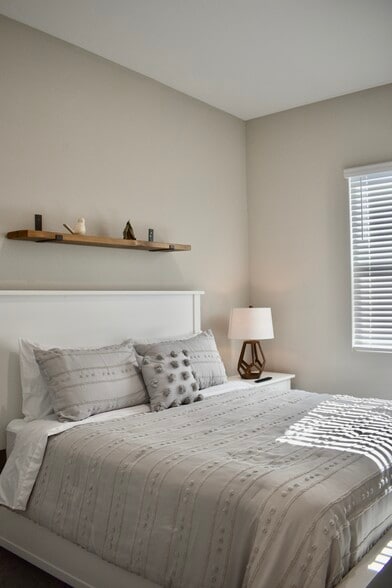 Building Photo - 4864 E Village Dr