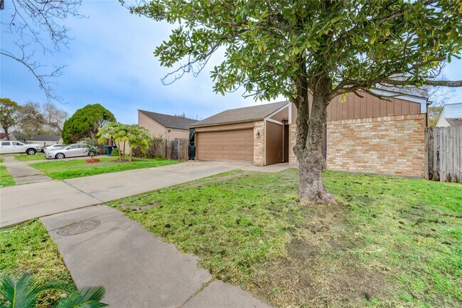 Building Photo - 12327 Fairmeadow Dr