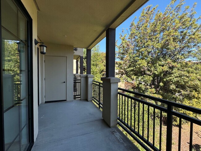 Building Photo - Updated Top Floor Unit -- Perfect Commuter Location -- Walking Distance to Laurel Street -- Must ...