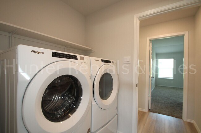 Building Photo - Spacious Open-Concept 3 Bedroom Home with Split Floor Plan