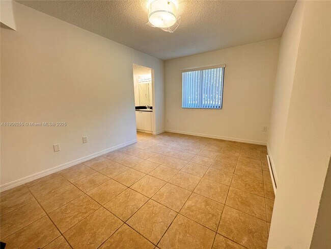 Building Photo - 9340 Fontainebleau Blvd