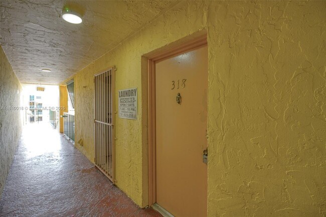 Building Photo - 606 W 81st St