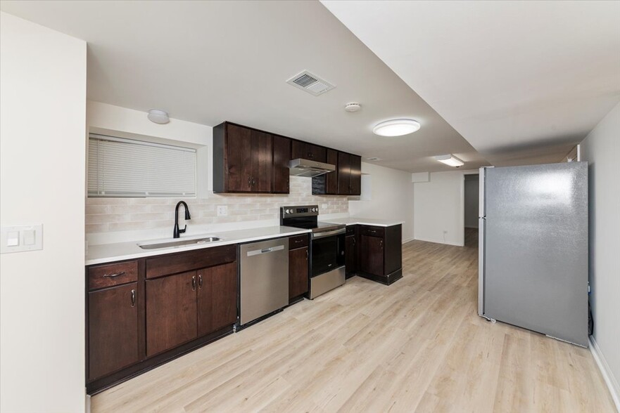 Building Photo - 5639 N Artesian Ave
