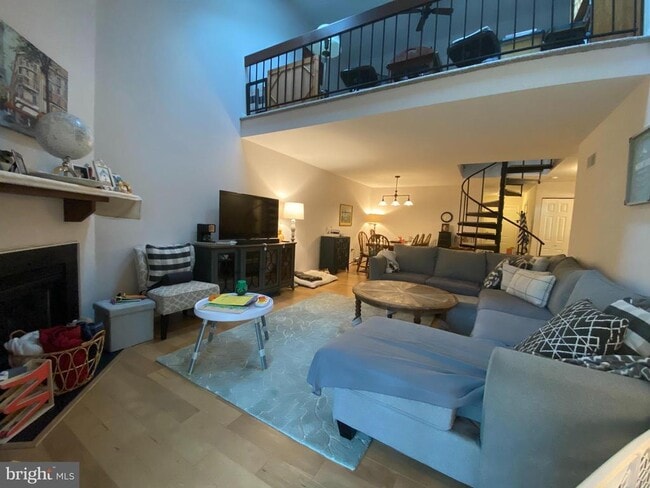 Building Photo - 240 Valley Stream Ln