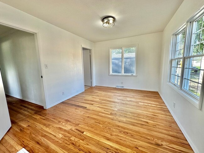 Building Photo - *LEASE SPECIAL* Modern 3+ Bedroom House in Cooper School Neighborhood