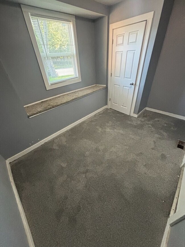 Building Photo - Large 4 bedroom 2 bathroom House